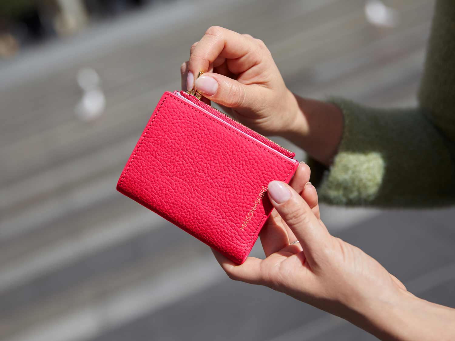 【MAISON de SABRÉ】三つ折りウォレット グリーン/ピンク The Trifold Wallet - Emerald Lily – MAISON de SABRÉ