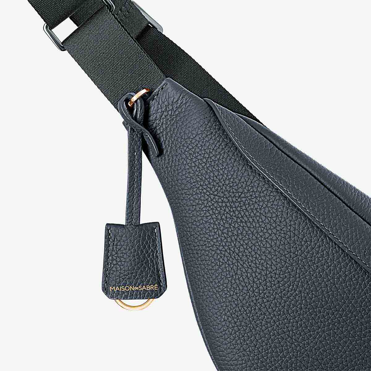 MAISON de SABRÉ スリングバッグ　ボディバッグ The Sling Bag - Graphite Grey – MAISON de SABRÉ